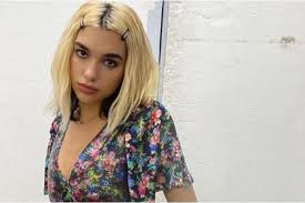 In 2015, she was signed with warner music group and released her first single soon after. Dulunya Bertahan Hidup Dari Makanan Diskonan Dua Lipa Kini Punya Kekayaan Lebih Dari Rp 42 Miliar