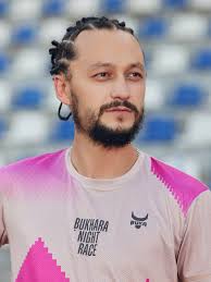 ✨ “Bukhara Night Race” rasmiy futbolkasini qarshi oling! Bizning yangi  futbolkalarimiz shunchaki yugurish liboslari emas, balki tungi Buxoro  tarovatining bir bo'lagidir. @bukaboxing nomdor shirkati bilan yaqin  hamkorlikda ishlab chiqilgan sport kiyimi ...