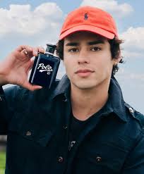 Qui est Andrew Davila ?