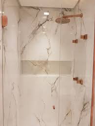 Banheiro Branco Marmorizado Com Nicho E Metais Cobre Em 2020 Porcelanato Porcelanato Marmorizado Marmorizado