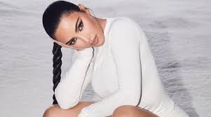 Кардашьян тогда звонила певица трейси чепмен. Kim Kardashyan V Soblaznitelnom Plate Porazila Instagram Novosti Belarusi I Mira