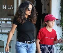 Hija de salma hayek enamora en un pantalón culotte de flores, playera roja y sandalias. Conoce A Valentina Paloma La Hija De Salma Hayek Asi Ha Crecido A Sus 12 Anos Guioteca