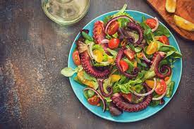 Ahtapotu tuz, şeker ve sirke eklediğiniz suda 45 dakika haşlayın. Ahtapot Salatasi Gastrofest