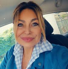 BUONA DOMENICA CON LE CASTAGNE 🌰 🌰🌰🌰🌰. Sono buone, profumate,  semplici, sanno di autunno, le accarezzo prima di metterle a cuocere a  fuoco vivo. Le caldarroste sono le mie preferite. Metà e