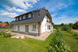 Die straße steht unter denkmalschutz und bezaubert. Urlaub Ferienhaus Sellin Rugen Gutshofhauser Pendorf