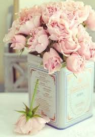 Rose Irisee Au Pays De La Fleur D Oranger Plein D Idees Avec Une Boite De Conserve J Ai Dit Oui Deco Floral Deco Boite De Conserve Planter Des Fleurs