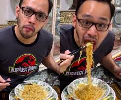 VIDEO] Lihat Cara Nabil Mahir Makan Mee Segera Campur Durian!