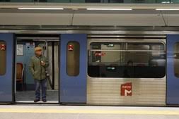 El metro de lisboa es una excelente forma para movilizarse una vez que llegues a donde sea que quieras. Psp Devolve Mochila Com 4600 Euros Encontrada No Metro De Lisboa Portugal Correio Da Manha