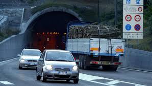 Le tunnel est relié côté français à l'autoroute a43 dont les travaux de prolongement en maurienne ont débuté en 1993 et le premier tronçon ouvert en 1996 5 et côté italien à l'autoroute a32 dont le premier tronçon a été ouvert en 1983. Le Tunnel Du Frejus Ferme Dans Les Deux Sens Pendant Une Heure Et Demi Suite A Un Accident