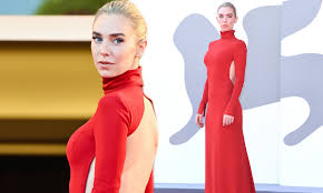 A heartbreaking home birth leaves a woman grappling with the profound emotional fallout, isolated from her partner and family by a chasm of grief. Vanessa Kirby Attends Pieces Of A Woman Premiere At The 77th Venice Film Festival Daily Mail Online