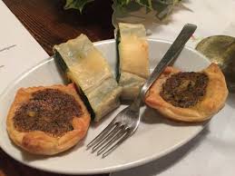 La ricotta di fuscella, freschissima e leggera, venduta originariamente in cestini vegetali; Bocciata Di Spinaci E Formaggio E Cestini Di Pasta Frolla Con Frittata Al Tartufo Picture Of Malvarina Assisi Tripadvisor
