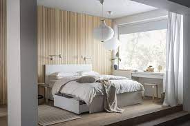 Exemple de deco chambre boheme avec objets ethniques, pièce aux murs blancs avec déco pan de mur en gris et parquet foncé. Chambre Cocooning Voici Des Idees Pour Creer Une Decoration Cosy