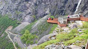 Die größte aussichtsplattform ragt über eine kante und schwebt 200 meter über dem trollstigen. Trollstig