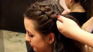 Sind ihre haare schulterlang, so können sie schöne frisuren zum dirndl tragen, indem sie die haare mit einem kompletten seitenscheitel trennen und auf jeder seite. Wiesn Frisur 2 Flechtkranz Youtube