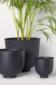 Shop the best indoor planters including terracotta, ceramic and large and small indoor plant pots come in a whole range of different sizes, colours and textures. Extra Large Metal Plant Pot Black Home All H M Us Hanging Plants Indoor Indoor Plant Pots Hanging Plants