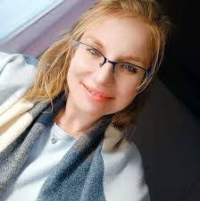 Eve Toth's Instagram, Twitter & Facebook