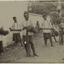 Dalam kelompok gamelan tua ada instrument seperti gambang, saron, gong besi, gong luwang, selonding besi, selonding kayu, angklung kelentang dan juga gender wayang. Pdf Critical Analysis On Historiography Of Gamelan Bebonangan In Bali