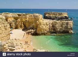 Castelo beach is a small praia do castelo is a beach in costa da caparica. Praia Do Castelo In Der Nahe Von Albufeira Stockfotografie Alamy
