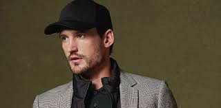 Snapback, curve, 5 panel, 6 panel, trucker, fitted, army, hip hop, plate ou gavroche, il existe une grande variété de formes de casquettes et de matières. Bien Porter La Casquette A L Age Adulte Le Blog De Monsieur