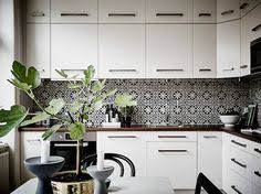 2016'ya girdik, top 100'ün ilk iki sırası bu piçin. 13 Best Kitchen Wallpaper Tiles Ideas Kitchen Design Kitchen Interior Kitchen Decor