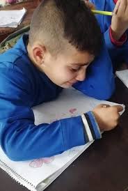 💔 الطفل بشير من الصف الثالث الموضوع رسم شجرة الحب للعائلة كل الأطفال  يرسمون قلوب من يحبون ويضعون فيها اسمائهم إلا #بشير..يرسم ودموعه تمتزج مع  لونه الأحمر الذي لون فيه فقط القلوب
