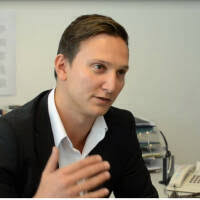 Alexander Riedl Senior Manager, Training“Man sollte offen auf Menschen  zugehen und Spaß mit ihnen haben.” Alexander Riedl ist bei McDonalds für  die Personalentwicklung und die Lehrlingsausbildung zuständig. Das Coolste  daran? “Menschen eine