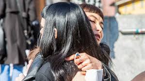 Oct 15, 2016 · adoperate la piastra per una stiratura anche se sfoggiate una frangia corta con capelli lunghi, in maniera tale da poter ottenere una chioma totalmente liscia. Trend Capelli Autunno Inverno 2021 2022 La Frangia Corta E Un Must Have Assoluto Per Ogni Lunghezza Di Capelli