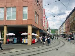 Ein mann hat in würzburg scheinbar wahllos passanten mit einem messer attackiert und mehrere menschen getötet. 22 Jahriger Ladendieb Verletzt Zwei Personen Mit Messer Wurzburg Erleben
