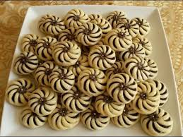 حلويات اللوز حلوة الوردة X2f المقادير تحت الفيديو Petits Fours Aux Amandes Youtube Cooking And Baking Food Cake Recipes