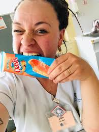 Qui veut une 🍦 ? Aujourd'hui le thermomètre a atteint les 42°C 🥵🥵 ➡️  histoire de rafraîchir ses professionnels, le CHU de Lille a distribué plus  de 5 000 glaces dans les