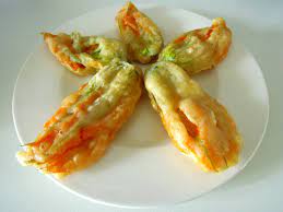 Fiori di zucca fritti in pastella per i fiori 20 fiori di zucca 200 g di mozzarella fiordilatte 10 acciughe dissalate olio di semi di arachide per friggere per la pastella alla birra 125 g di farina bianca 2 uova 200 g di birra chiara 1 cucchiaio e 1/2 di olio extravergine di oliva sale Fiori Di Zucca Fritti In Pastella Alla Birra Senza Uova La Mia Cucina Per Tutti
