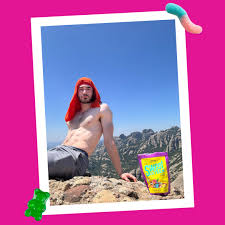 Des bonbons et une vue magnifique? Oui, s'il vous plaît! 🍬⛰️ Merci pour  l'inspiration @william.pou Candy and sunny views? Yes please! 🍬⛰️ Thanks  for the inspo @william.pou