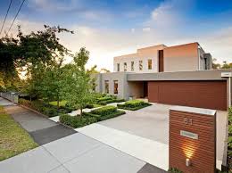 Aménagement paysager devant maison terrassement maison maisons extérieures idée déco extérieur façade maison maison canadienne faites comme nos clients et optez pour une allée en marbre résiné de couleur gris couplé d'un aménagement paysager minimaliste et moderne. Idee D Amenagement Exterieur De Maison Moderne House Exterior Modern Front Yard Modern Driveway