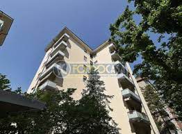 Ingresso, cucina abitabile, ampio salone, tre camere da letto, due bagni, cantina e box. Appartamenti In Vendita A Lodi In Zona San Bernardo Casa It