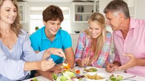 Makan bersama keluarga tidak hanya duduk dan makan bersama dalam suasana diam, melainkan untuk terhubung dengan satu sama lain. Manfaat Makan Bersama Keluarga Bagi Kesehatan Nusakini