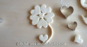 Fr demandez aux enfants de montrer leur objet en pâte à sel et d'expliquer pourquoi les biens représentés ont une telle importance pour eux. Idee Bricolage Cadeau De Fete Des Meres Une Fleur En Pate A Sel