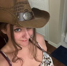 Sandy Sammons's Instagram, Twitter & Facebook