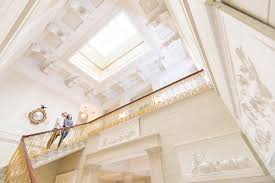 Von außen wirkt das gebäude sehr puristisch, doch von innen überzeugt es mit seinem landesfürstlichen charme. Jenisch Haus Shmh De