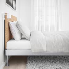 Una linea leggera ed elegante, dalle forme dolcemente sagomate, per un fascino dal sapore antico. Delaktig Struttura Letto Con Testiera Alluminio Rattan Ikea It