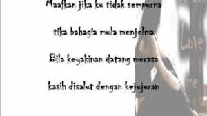 Semenjak kau hadir dalam hidupku , tiada lagi keresahan , kau menyentuh pintu hatiku , tanpa sedari aku izinkan , kau yang bernama cinta sahabat. Yang Terindah Lyrics By Dakmie Original Song Full Text Official Yang Terindah Lyrics 2021 Version Lyricsmode Com