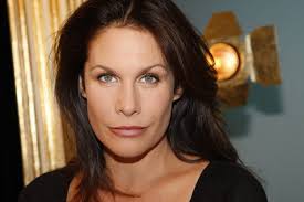 Astrid Veillon : Famille, vie privée, carrière... tout savoir de la star de  Tandem !