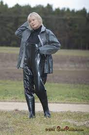 Black Rubber Herrin Sucht Devoten Sklaven Sms Herrin Zu Mir Dringend Regenjacke Regenkleidung Gummistiefel