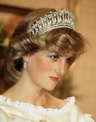 تاج كامبريدج Cambridge Lover S Knot Tiara او تاج عقدة العشاق من مقتنيات العائله المالكه البريطانيه هذه ا Princess Diana Tiara Princess Diana Hair Diana Tiara
