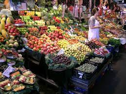 Negozio i turisti nel famoso mercato la boqueria su 13 settembre 2009 a barcellona, spagna. Mercato Della Boqueria Barcellona Orari Dove Mangiare Info E Consigli