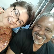 What is the meaning behind the photo of Steve Perry, Jared Leto, and others?