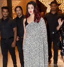 Aishwarya rai bachchan is just dazzling in sarees. Aishwarya Rai Bachchan Was Slaying In A Printed Saree As She Arrived For An Event View Pics Box Office India