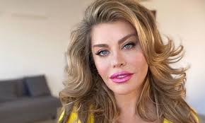 Are sau nu operatii estetice? Loredana Groza TaxatÄ De Fani CÄ A Exagerat Cu OperaÈiile Estetice AratÄ