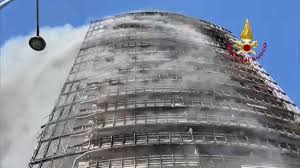 Un grattacielo di via antonini, a milano, è stato avvolto dalle fiamme intorno alle 17.45 di domenica 29 agosto.come riporta il corriere della sera, l'intero palazzo di 15 piani è divampato come una gigantesca torcia; Iwfh9tuavnjm5m