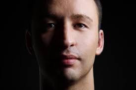 Brian Sanhaji (CLR/DE), Isu, Dork