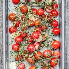 Tipp Der Woche Cherrytomaten Aus Dem Ofen Rezept Ganz Oder Halbiert Mit Olivenol Bepinseln Ein Paar Frische Knoblauchscheibche Tomato Vegetables Food